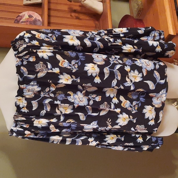 WHBM off the shoulder top - Picture 9 of 10